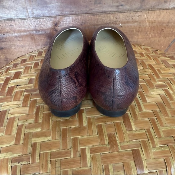 Trotters women’s Leather Slip-On Flats - Honor dark brown snakeskin size 7.5 W - Picture 3 of 7